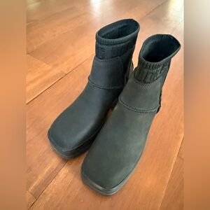 UGG Moxy Chelsea size 6.5 worn once - perfect condition